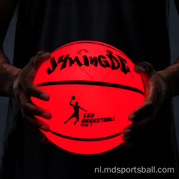 gloeien in het donkere basketbal